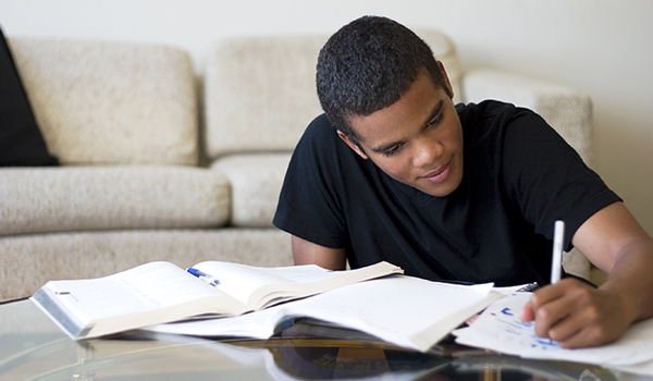 Estudiante estudiando en su casa